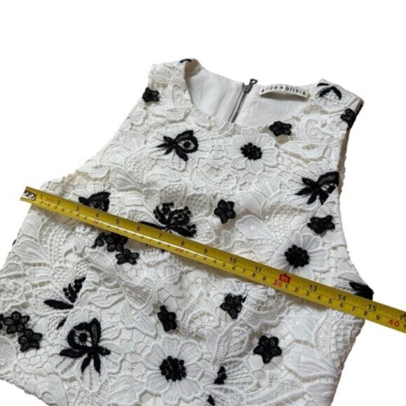 Alice & Olivia Tru Guipure Lace Sleeveless Top Size 2 Black and White - Picture 7 of 7